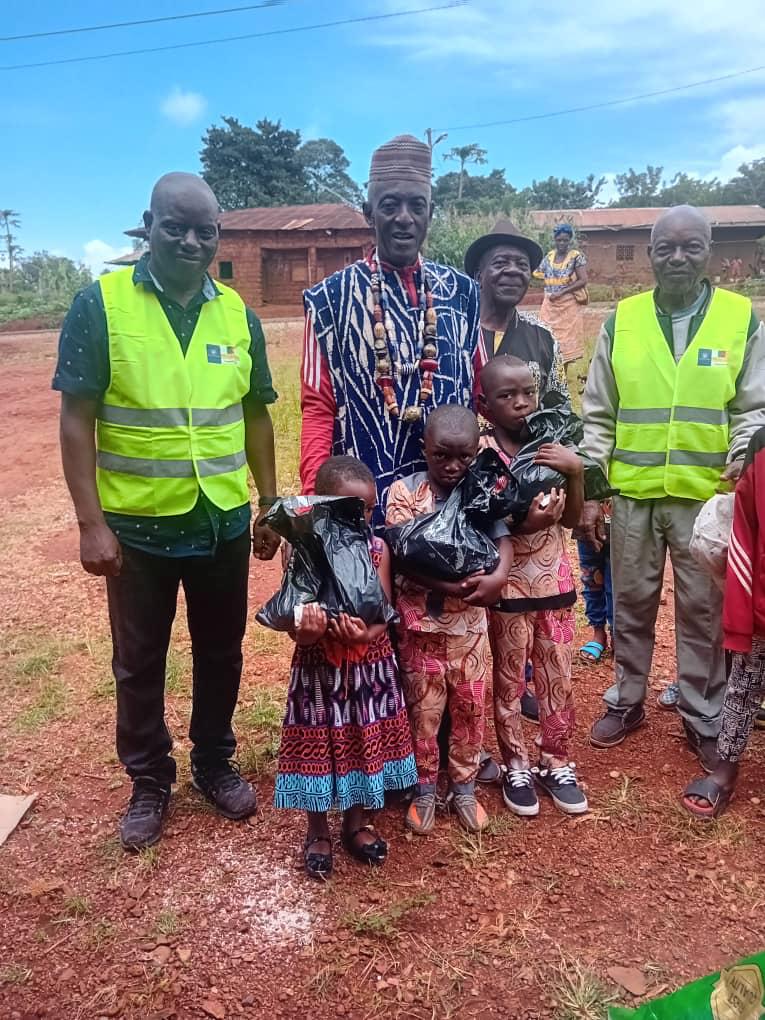 Distribution de kits scolaires